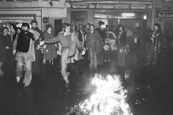 Francoren heriotza ospatzeko bestan aurreskulari bat 1975eko azaroaren 20an, Gernika estatuaren aitzinean, Baionan.