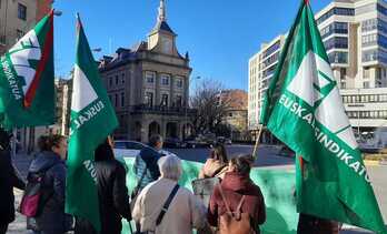 Concentración celebrada por ELA ante la Delegación del Gobierno español en Iruñea.