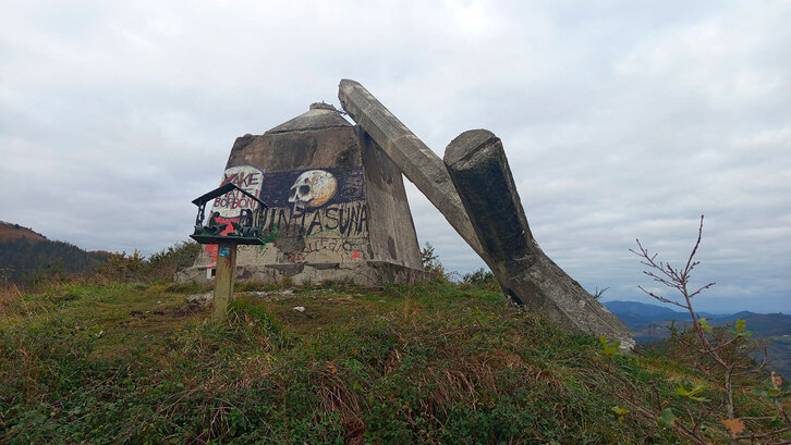 La cruz de Morkaiko, derribada.
