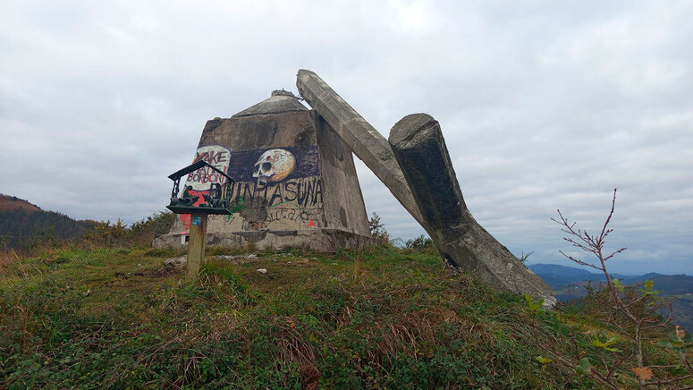 La cruz de Morkaiko, derribada.