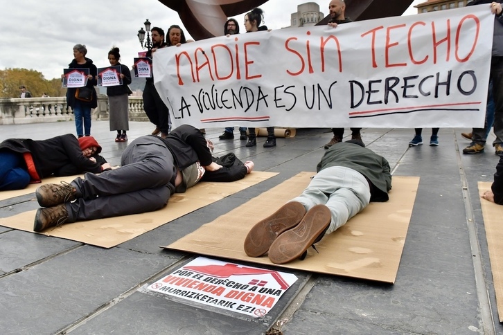 Concentración de colectivos sociales por el derecho a la vivienda, ante el Ayuntamiento de Bilbo.
