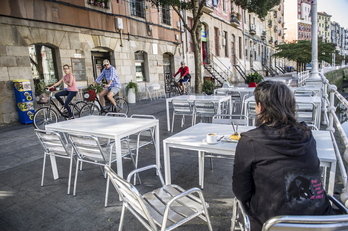 Imagen de archivo de una terraza en el Muelle Martzana, en Bilbo.