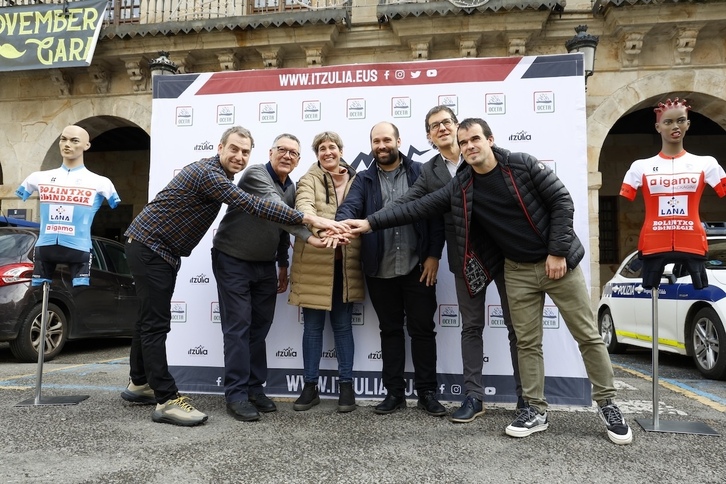 Presentación de la última etapa de 2026 en Bergara, presentes director de OCETA, Javier Riaño; Gorka Artola, alcalde de Bergara; Olatz Lezeta, alcaldesa de Antzuola; Iñaki Madina, Goizper Group e Ion Unamuno, Lokatza KE.