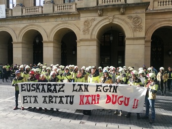 Suhiltzaileek egindako elkarretaratzea Gipuzkoako Foru Aldundian.