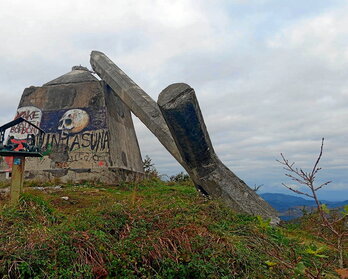 La cruz de Morkaiko, derribada.