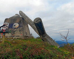 La cruz de Morkaiko, derribada.