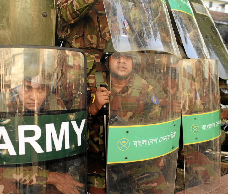 Soldados se resguardan durante las protestas del pasado 17 de noviembre.