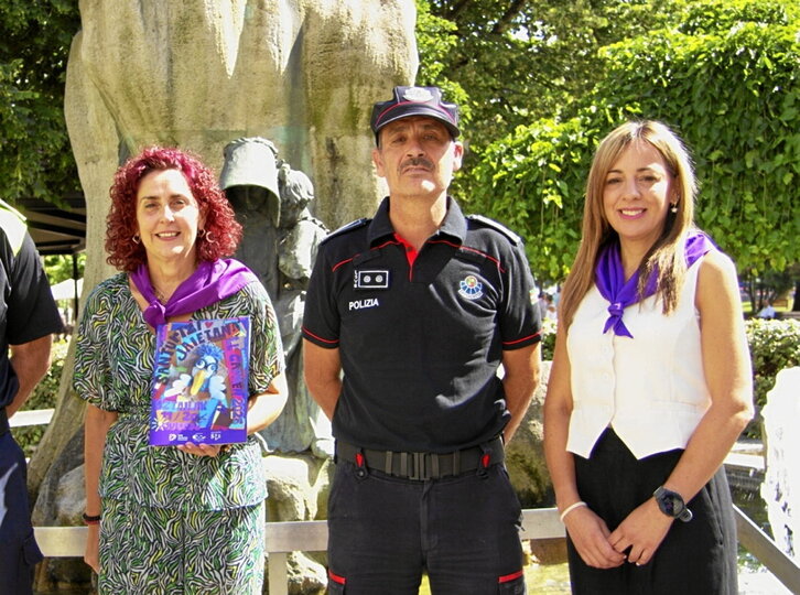 La alcaldesa, Karmele Tubilla -izquierda-, junto a la ya exedil López -derecha-.