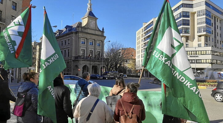 Concentración realizada por ELA ante la Delegación del Gobierno español en Iruñea.