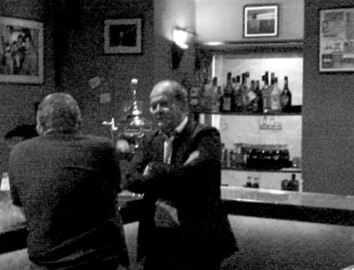 A la izquierda, foto tomada por Antxon Alonso de Cerdán y Pelegrini en un local de Madrid. A la derecha, esquema para conseguir los permisos para Mina Muga en Aragón.