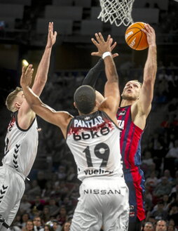 Saski Baskoniaren eta Bilbao Basketen arteko azken euskal derbiko argazkia.