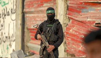 Un miliciano de Hamas, durante la operación de búsqueda de cuerpos de prisioneros en Ciudad de Gaza.