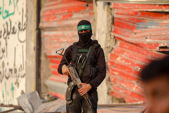  Un miliciano de Hamas, durante la operación de búsqueda de cuerpos de prisioneros en Ciudad de Gaza.