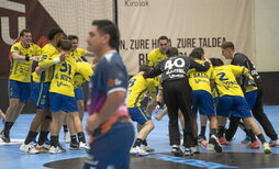 Los irundarras celebran una victoria que puede ser decisiva para pasar de ronda.