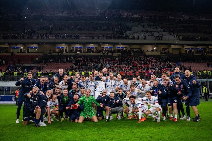 Los noruegos celebran en Milán la goleada a Italia con la que cerraron la fase de grupos. (NorgesFF)