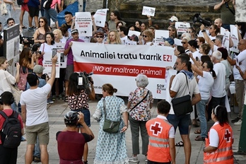 Protesta celebrada este verano en Algorta contra la sokamuturra.- 