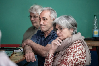 Michel Ibarlucia eta, bere ondoan, Sylvie Leizagoyen, herri erdigunean autoen trafikoa mugatzeko egitasmoa aurkezteko bilera publiko batean. (artxiboko irudia)