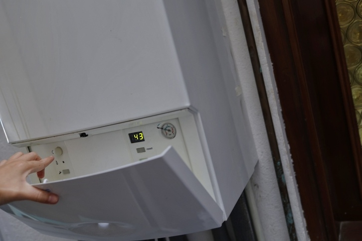 Investigan a un fontanero por venta fraudulenta de calderas en Bizkaia y Nafarroa.