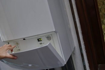 Investigan a un fontanero por venta fraudulenta de calderas en Bizkaia y Nafarroa.