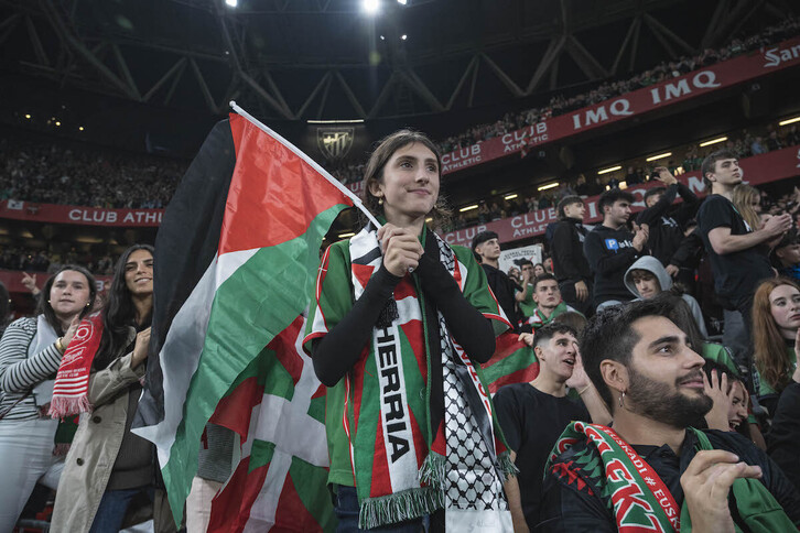 La grada de San Mamés durante el partido entre Euskal Selekzioa y Palestina.