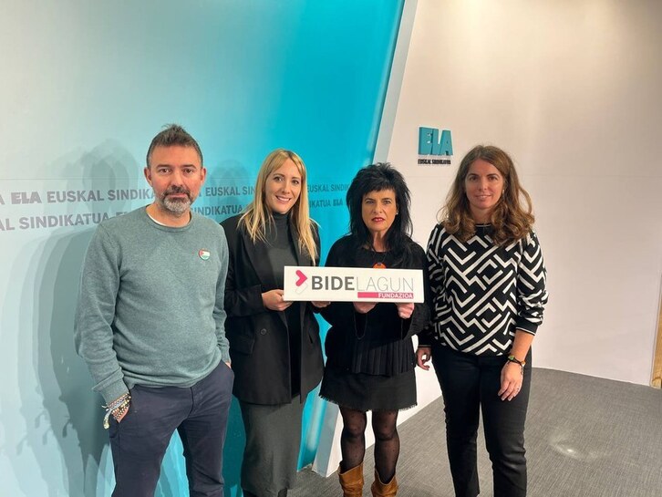 Los portavoces de la Fundación Bidelagun, creada por el sindicato ELA, en la rueda de prensa de Bilbo.