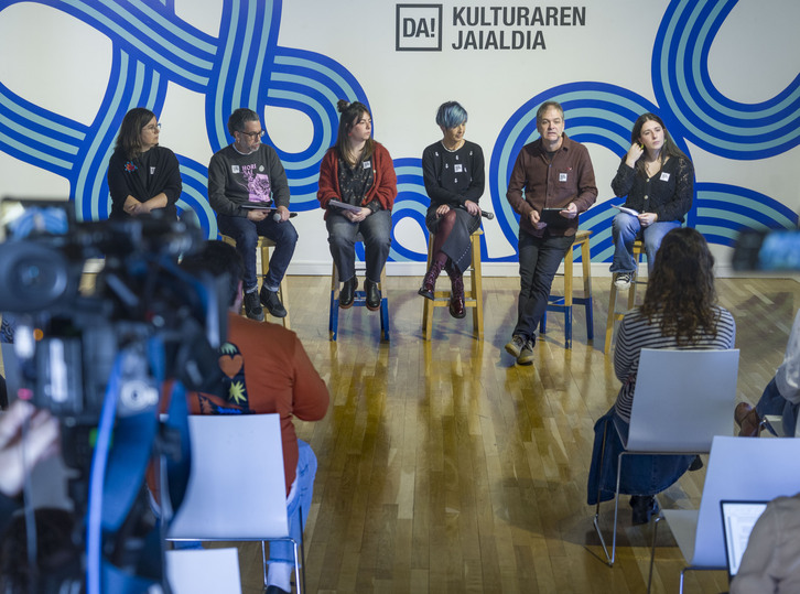 Beñat Gaztelurrutia eta Azokako gune desberdinetako arduradunak, aurkezpenean. 
