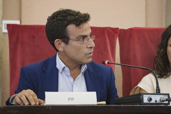 Carlos García, edil del PP en Durango, durante el pleno de investidura de 2023.