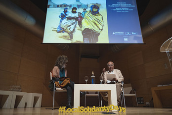 La periodista saharaui Ebbaba Hameida junto a Abdeslam Aomar, presidente de AFAPREDESA, en el inicio de las jornada.