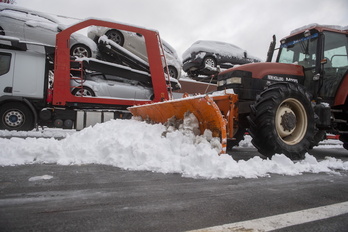 Una quitanieves trabajando en la N-1, en el alto de Etzegarate, durante un temporal de 2023.