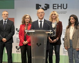El rector Joxerramon Bengoetxea expuso las necesidades de la EHU ayer en Gasteiz.