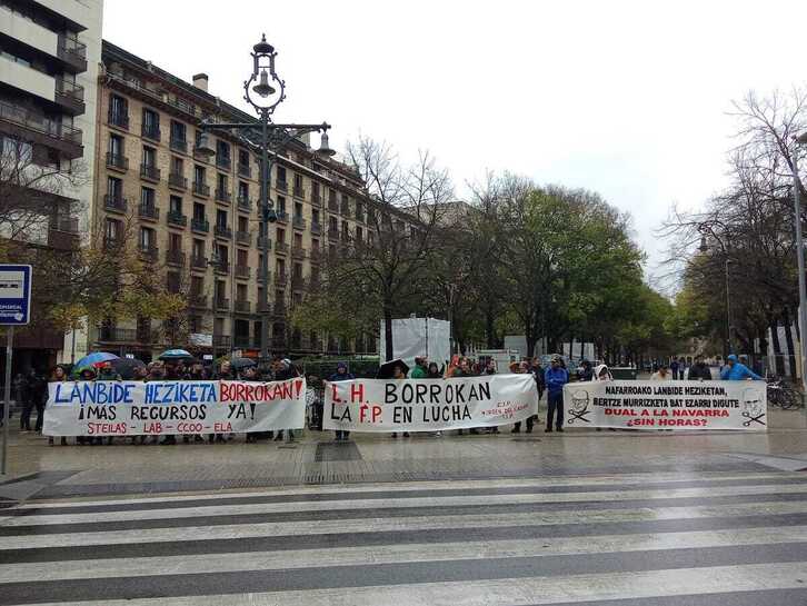Concentración en el exterior del Parlamento navarro de las fuerzas sindicales que organizaron la huelga de principios de noviembre.