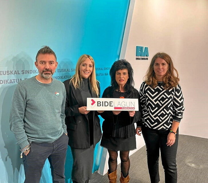 Los portavoces de Bidelagun en la rueda de prensa de Bilbo.