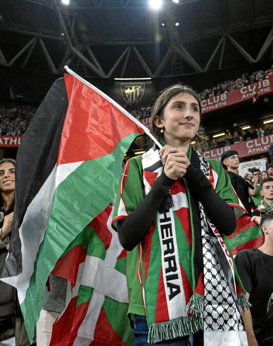 Zale bat, Palestinako banderarekin, San Mamesen.