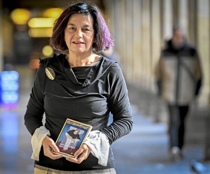 «Eguna hasteko olerkia», egilearen eskuetan.