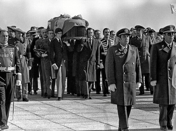 Varios hombres cargan con el féretro de Franco en su entierro en el Valle de los Caídos.