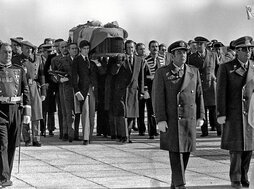 Varios hombres cargan con el féretro de Franco en su entierro en el Valle de los Caídos.