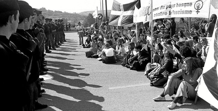 Frankismoaren azken fusilatzeak salatzeko, 1975eko urriaren 5ean milaka emakume bildu ziren Urruñako Pausu auzoan, mugaren aitzinean.