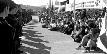 Frankismoaren azken fusilatzeak salatzeko, 1975eko urriaren 5ean milaka emakume bildu ziren Urruñako Pausu auzoan, mugaren aitzinean.