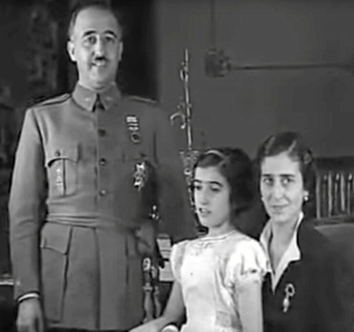 Franco se casó con Carmen Polo a pesar de que el padre de la novia no le veía con buenos ojos. Abajo, el matrimonio con su hija, Carmen, que, en realidad, sería de Ramón, hermano del dictador.