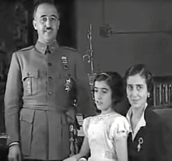 Franco se casó con Carmen Polo a pesar de que el padre de la novia no le veía con buenos ojos. Abajo, el matrimonio con su hija, Carmen, que, en realidad, sería de Ramón, hermano del dictador.