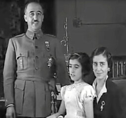 Franco se casó con Carmen Polo a pesar de que el padre de la novia no le veía con buenos ojos. Abajo, el matrimonio con su hija, Carmen, que, en realidad, sería de Ramón, hermano del dictador.