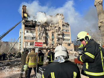 Bomberos trabajan en uno de los edificios alcanzados en Ternópil.
