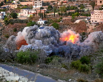 Explosión por un bombardeo israelí en Tair Filsay, al sur de Líbano.