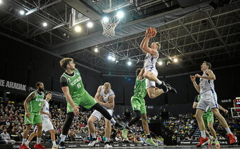 Un espectacular Frey se eleva ante la defensa del Kutaisi.