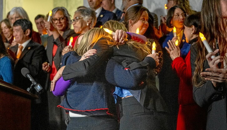 Jeffrey Epsteinen biktimak elkar besarkatzen Kongresuko bi ganberen bozketaren ondoren.