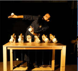 Jesús Velasco Otero fusiona circo con marionetas.