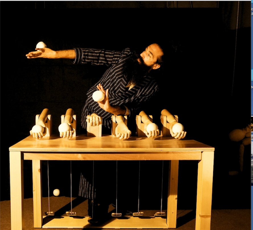 Jesús Velasco Otero fusiona circo con marionetas.