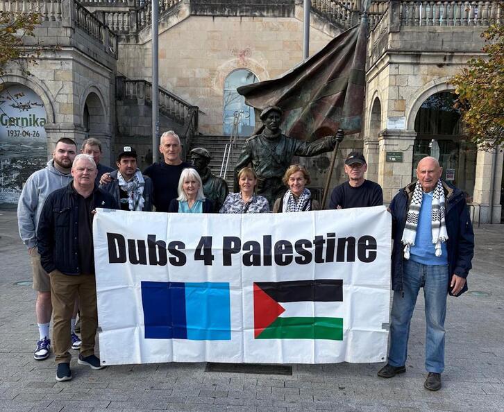 ‘Dubs for Palestine’ ekimeneko kideak, Gernikan.