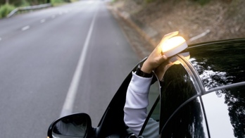 Baliza V16 conectada a un vehículo.