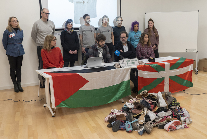 Gure Haurrak ere Badira ekimenak Gasteizen egindako prentsaurrekoa.